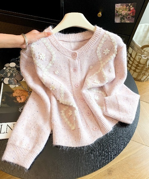 LUCPY(ラクピー)の「フラワーモチーフフェザーニットカーディガン(カーディガン/ボレロ・レディース・ホワイト/ピンク/ブルー/グレー・FREE)」の4枚目の写真