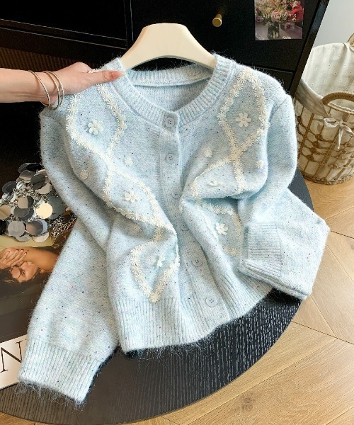LUCPY(ラクピー)の「フラワーモチーフフェザーニットカーディガン(カーディガン/ボレロ・レディース・ホワイト/ピンク/ブルー/グレー・FREE)」の3枚目の写真
