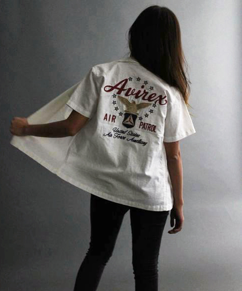 AVIREX(アヴィレックス)の「avirex/ アヴィレックス/ L S/S AIR PATROL EMB SHIRTS/ エアーパトロール 刺繍 シャツ(シャツ/ブラウス・レディース・ホワイト/ネイビー/イエロー・FREE)」の1枚目の写真