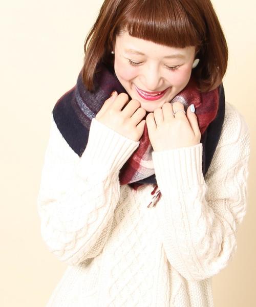 coen（コーエン）の「フェザータッチチェックストール(ブラック⇒ WEB限定カラー)(マフラー)（ストール/ショール・レディース・ブラック/レッド/グリーン/ワイン/ライトブルー・FREE）」の5枚目の写真