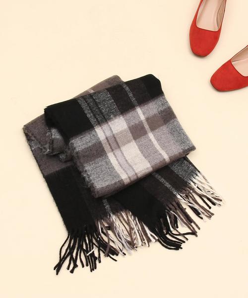 coen（コーエン）の「フェザータッチチェックストール(ブラック⇒ WEB限定カラー)(マフラー)（ストール/ショール・レディース・ブラック/レッド/グリーン/ワイン/ライトブルー・FREE）」の6枚目の写真