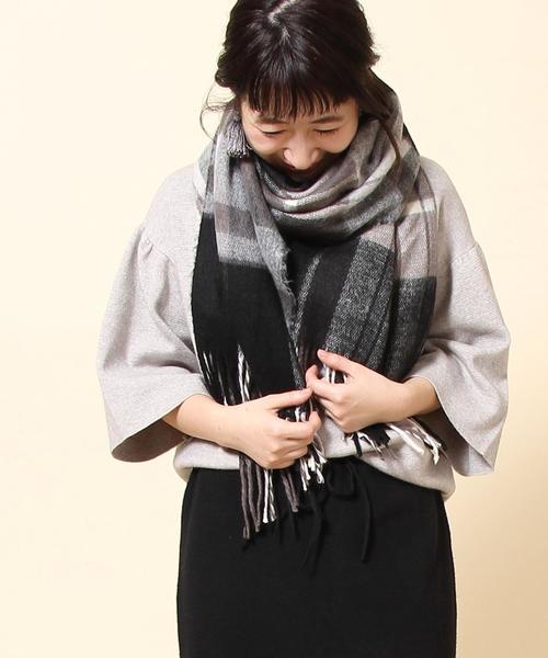 coen（コーエン）の「フェザータッチチェックストール(ブラック⇒ WEB限定カラー)(マフラー)（ストール/ショール・レディース・ブラック/レッド/グリーン/ワイン/ライトブルー・FREE）」の8枚目の写真