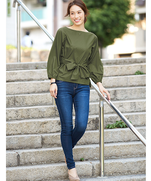 Pierrot(ピエロ)の「ウエストリボン付き ボリューム袖ブラウス(シャツ/ブラウス・レディース・オフホワイト/ベージュ/カーキ/ネイビー・L/M)」の18枚目の写真