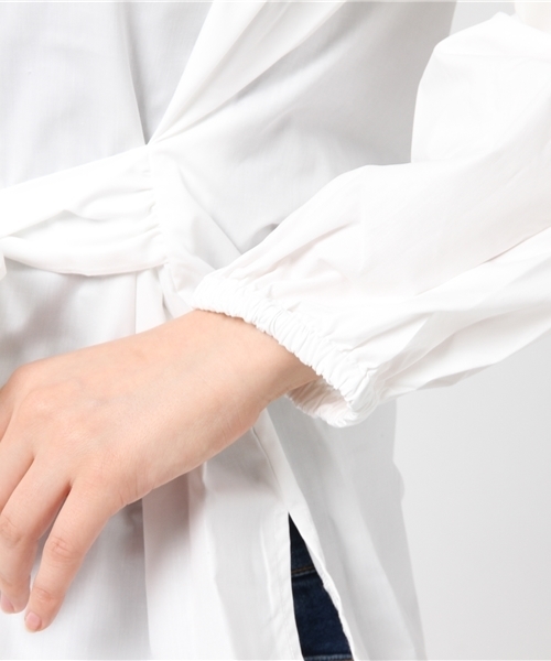 Pierrot(ピエロ)の「ウエストリボン付き ボリューム袖ブラウス(シャツ/ブラウス・レディース・オフホワイト/ベージュ/カーキ/ネイビー・L/M)」の11枚目の写真