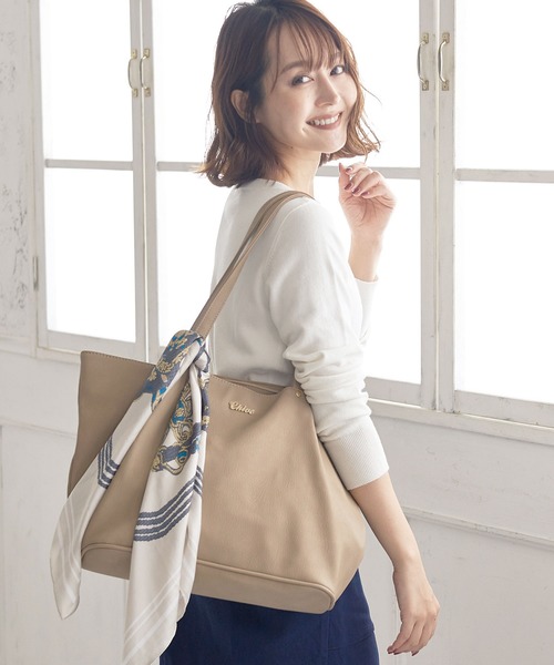 KOBE LETTUCE（コウベレタス）の「A4サイズ対応大容量肩掛けファスナートートバッグ（トートバッグ・レディース・ボルドー/グリーン/ネイビー/レッド/キャメル/ブラック/ベージュ/サックスブルー/アイボリー/ラベンダー/ピンク/グレー/イエロー・FREE）」の4枚目の写真