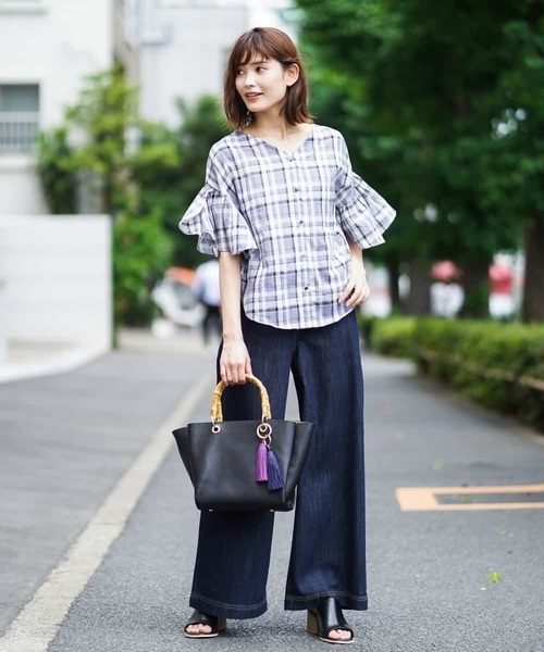 a.v.v（アーヴェヴェ）の「フレアスリーブフロントボタンブラウス[WEB限定サイズ]（シャツ/ブラウス・レディース・ベージュ/グレー・40/38/42/36/34）」の4枚目の写真
