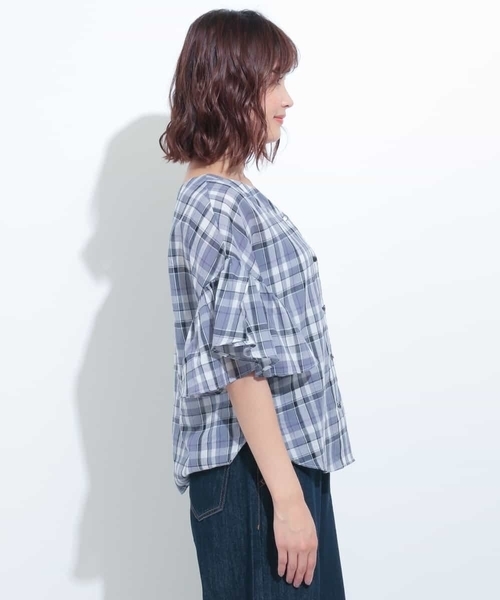 a.v.v（アーヴェヴェ）の「フレアスリーブフロントボタンブラウス[WEB限定サイズ]（シャツ/ブラウス・レディース・ベージュ/グレー・40/38/42/36/34）」の7枚目の写真