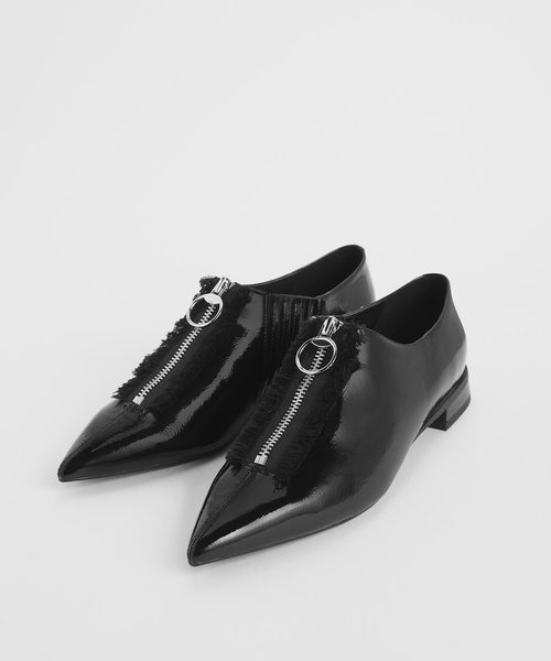 CHARLES & KEITH(チャールズ & キース)の「ジップフロント ポインテッドトゥローファー / Zip Front Pointed Toe Loafers(スリッポン・レディース・ブラック/ベージュ/ダークグレー・22.5cm/23cm/23.5cm/24.5cm/25cm/25.5cm)」の4枚目の写真