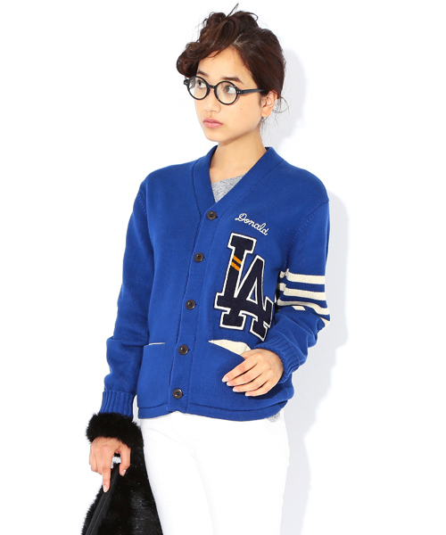 BEAMS BOY（ビームスボーイ）の「CHESWICK / レタードカーディガン（カーディガン/ボレロ・レディース・ブラック/ロイヤルブルー・ONE SIZE）」の2枚目の写真