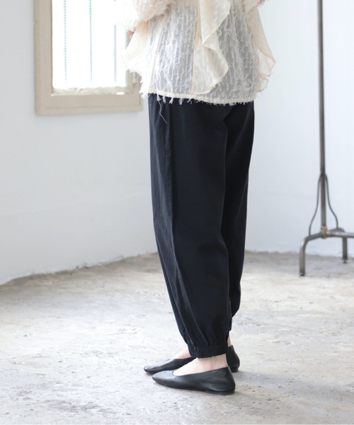 sakishimatokyo(サキシマトーキョー)の「【ZOZO限定】サキシマamp「クロップドユッタリゴムパンツ」(その他パンツ・レディース・ブラック/ベージュ/ネイビー・FREE)」の2枚目の写真