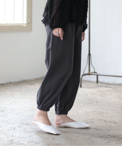 sakishimatokyo(サキシマトーキョー)の「【ZOZO限定】サキシマamp「クロップドユッタリゴムパンツ」(その他パンツ・レディース・ブラック/ベージュ/ネイビー・FREE)」の4枚目の写真