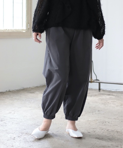 sakishimatokyo(サキシマトーキョー)の「【ZOZO限定】サキシマamp「クロップドユッタリゴムパンツ」(その他パンツ・レディース・ブラック/ベージュ/ネイビー・FREE)」の5枚目の写真