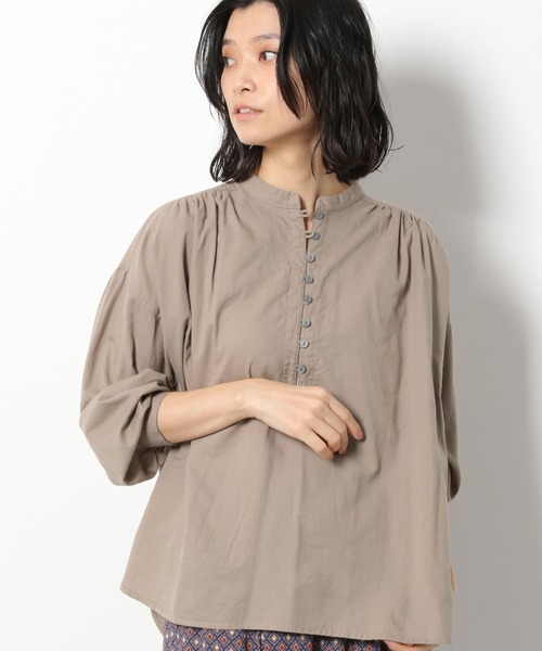 LAKOLE（ラコレ）の「アソートノーカラーボタンブラウス / LAKOLE（シャツ/ブラウス・レディース・オフホワイト/スモーク/ブラウン系その他・SMALL/MEDIUM）」の2枚目の写真