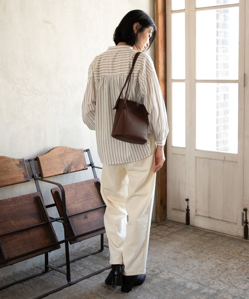 LAKOLE（ラコレ）の「アソートノーカラーボタンブラウス / LAKOLE（シャツ/ブラウス・レディース・オフホワイト/スモーク/ブラウン系その他・SMALL/MEDIUM）」の9枚目の写真