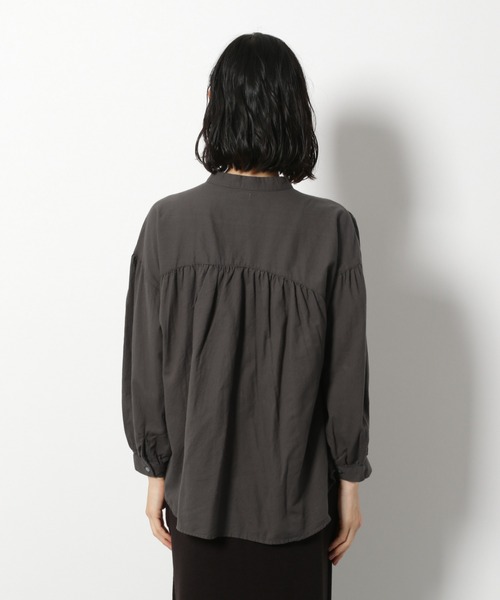 LAKOLE（ラコレ）の「アソートノーカラーボタンブラウス / LAKOLE（シャツ/ブラウス・レディース・オフホワイト/スモーク/ブラウン系その他・SMALL/MEDIUM）」の5枚目の写真