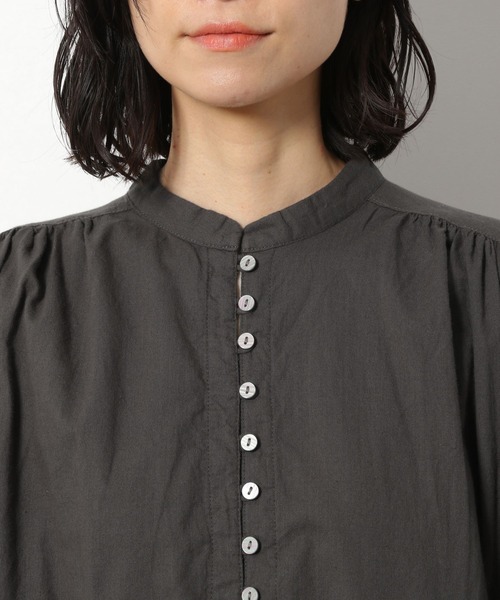 LAKOLE（ラコレ）の「アソートノーカラーボタンブラウス / LAKOLE（シャツ/ブラウス・レディース・オフホワイト/スモーク/ブラウン系その他・SMALL/MEDIUM）」の13枚目の写真