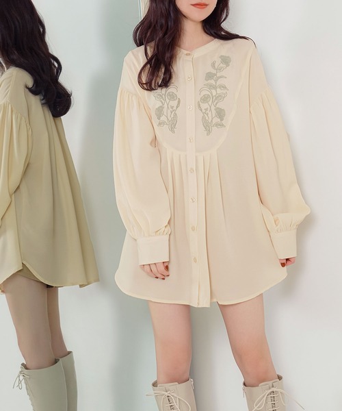 Newlyme（ニューリーミー）の「バンドカラー刺繍ブラウス（シャツ/ブラウス・レディース・ブラック/グレー/オフホワイト/アイボリー・FREE）」の3枚目の写真