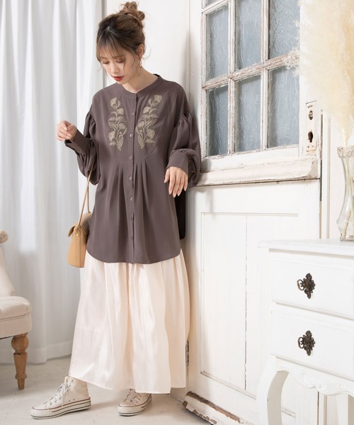 Newlyme（ニューリーミー）の「バンドカラー刺繍ブラウス（シャツ/ブラウス・レディース・ブラック/グレー/オフホワイト/アイボリー・FREE）」の8枚目の写真