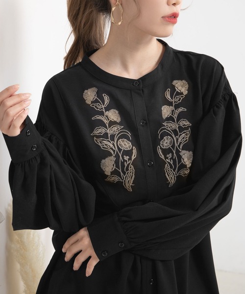 Newlyme（ニューリーミー）の「バンドカラー刺繍ブラウス（シャツ/ブラウス・レディース・ブラック/グレー/オフホワイト/アイボリー・FREE）」の9枚目の写真