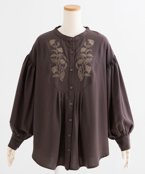 Newlyme（ニューリーミー）の「バンドカラー刺繍ブラウス（シャツ/ブラウス・レディース・ブラック/グレー/オフホワイト/アイボリー・FREE）」の10枚目の写真