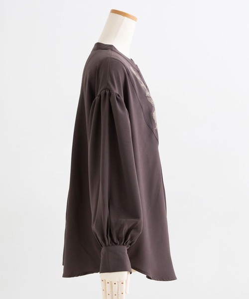 Newlyme（ニューリーミー）の「バンドカラー刺繍ブラウス（シャツ/ブラウス・レディース・ブラック/グレー/オフホワイト/アイボリー・FREE）」の12枚目の写真