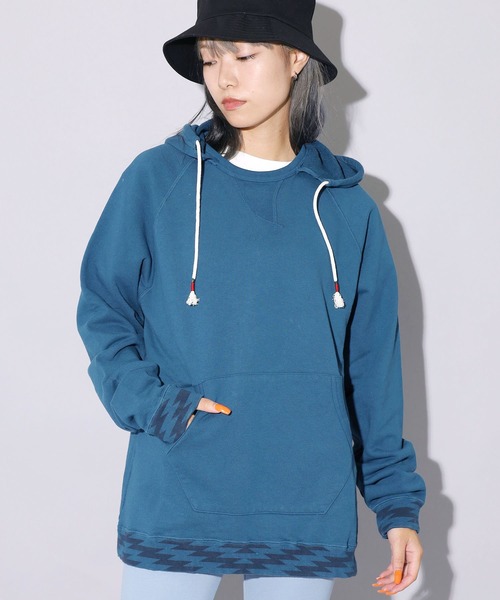 CAL O LINE(キャルオーライン)の「CAL O LINE / キャルオーライン FIN V RAGLAN PARKA パーカー(パーカー・メンズ・ブルー/ダークパープル・S/M)」の2枚目の写真
