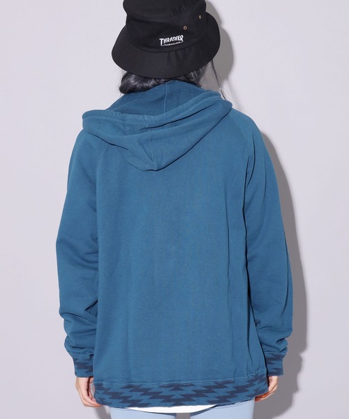 CAL O LINE(キャルオーライン)の「CAL O LINE / キャルオーライン FIN V RAGLAN PARKA パーカー(パーカー・メンズ・ブルー/ダークパープル・S/M)」の4枚目の写真