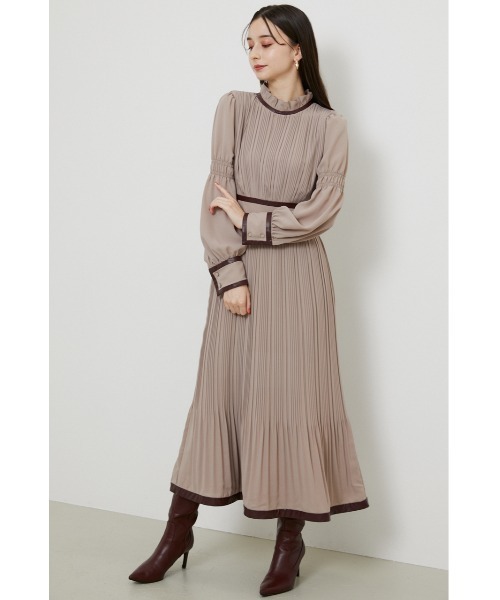 rienda(リエンダ)の「パイピングデザインプリーツワンピース(ワンピース・レディース・ブラック系その他/ベージュ系その他/ライトピンク・MEDIUM/SMALL)」の3枚目の写真