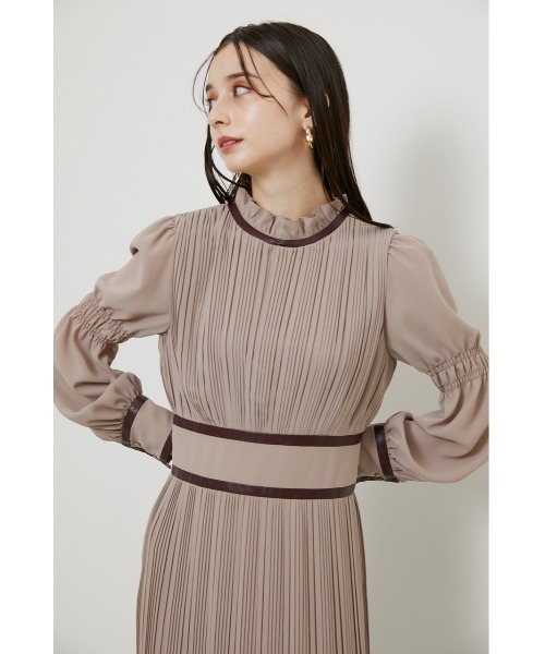 rienda(リエンダ)の「パイピングデザインプリーツワンピース(ワンピース・レディース・ブラック系その他/ベージュ系その他/ライトピンク・MEDIUM/SMALL)」の8枚目の写真