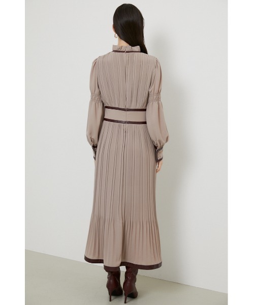 rienda(リエンダ)の「パイピングデザインプリーツワンピース(ワンピース・レディース・ブラック系その他/ベージュ系その他/ライトピンク・MEDIUM/SMALL)」の11枚目の写真