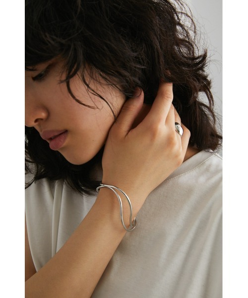 STYLEMIXER（スタイルミキサー）の「ダブルラインメルトバングル（バングル/リストバンド・レディース・ゴールド/シルバー・FREE）」の3枚目の写真