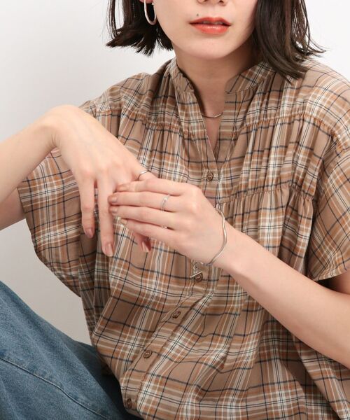 SHOO・LA・RUE（シューラルー）の「◆シャーリングチェック柄シャツブラウス（シャツ/ブラウス・レディース・ホワイト系その他2/グリーン系その他3/ベージュ系その他2・02/03）」の2枚目の写真