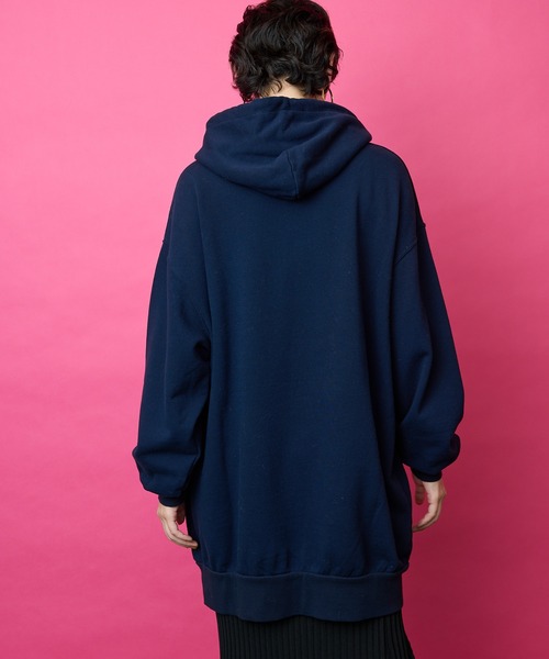 Whim Gazette(ウィムガゼット)の「【THE PAUSE】ロゴビッグパーカー(パーカー・レディース・ネイビー/ライトグレー・FREE)」の3枚目の写真