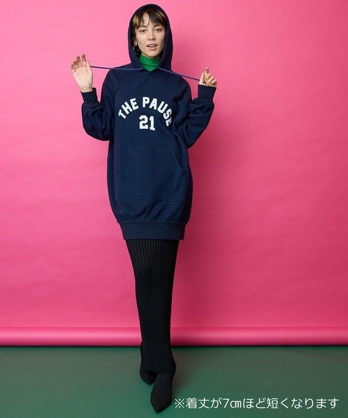 Whim Gazette(ウィムガゼット)の「【THE PAUSE】ロゴビッグパーカー(パーカー・レディース・ネイビー/ライトグレー・FREE)」の7枚目の写真