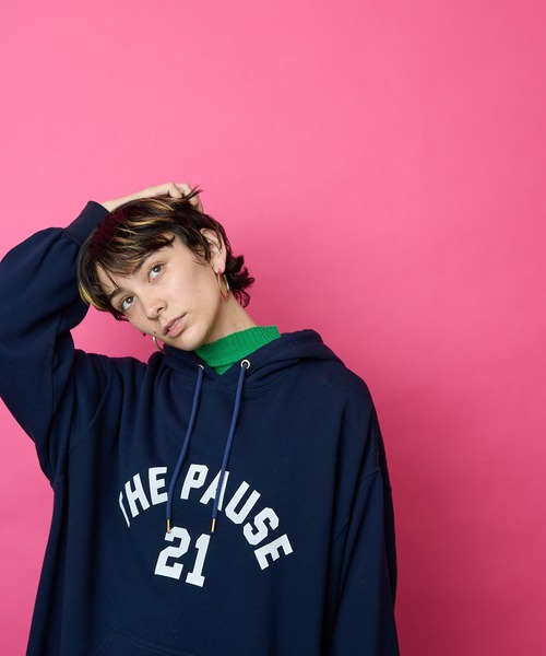 Whim Gazette(ウィムガゼット)の「【THE PAUSE】ロゴビッグパーカー(パーカー・レディース・ネイビー/ライトグレー・FREE)」の6枚目の写真