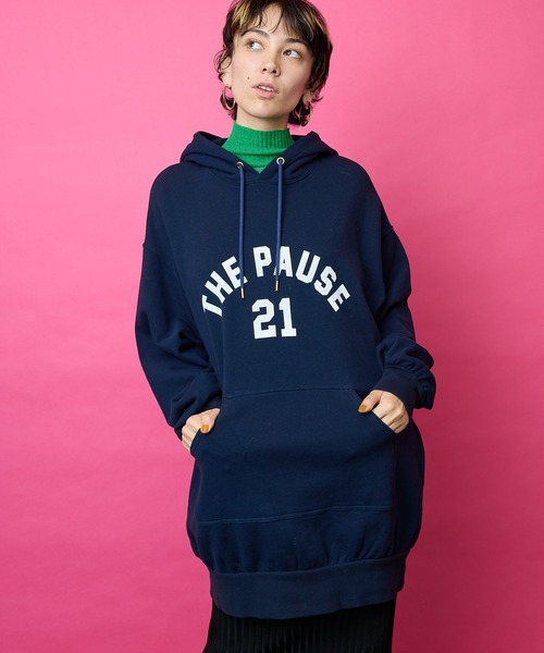 Whim Gazette(ウィムガゼット)の「【THE PAUSE】ロゴビッグパーカー(パーカー・レディース・ネイビー/ライトグレー・FREE)」の5枚目の写真