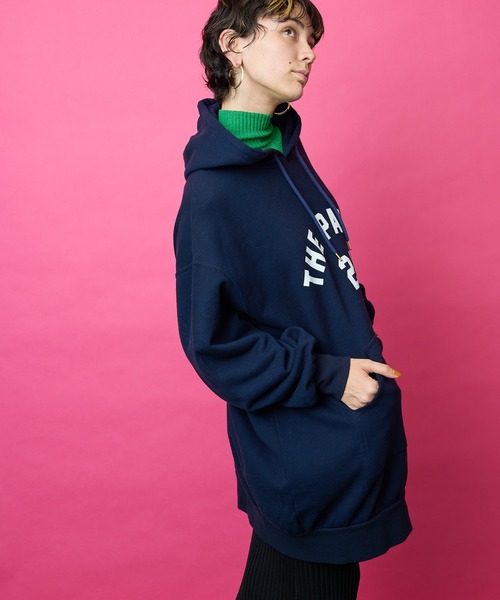 Whim Gazette(ウィムガゼット)の「【THE PAUSE】ロゴビッグパーカー(パーカー・レディース・ネイビー/ライトグレー・FREE)」の4枚目の写真