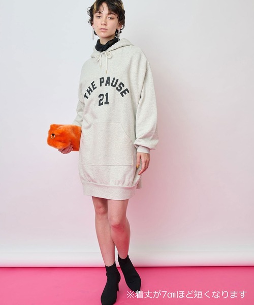 Whim Gazette(ウィムガゼット)の「【THE PAUSE】ロゴビッグパーカー(パーカー・レディース・ネイビー/ライトグレー・FREE)」の10枚目の写真