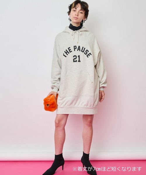 Whim Gazette(ウィムガゼット)の「【THE PAUSE】ロゴビッグパーカー(パーカー・レディース・ネイビー/ライトグレー・FREE)」の9枚目の写真