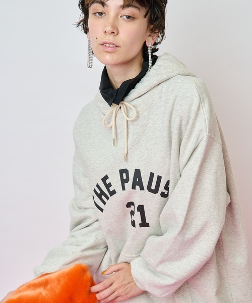 Whim Gazette(ウィムガゼット)の「【THE PAUSE】ロゴビッグパーカー(パーカー・レディース・ネイビー/ライトグレー・FREE)」の12枚目の写真