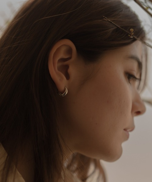 novice（ノーヴィス）の「【novice】Mini Compact Oval Pierce（ピアス（両耳用）・レディース・シルバー/ゴールド・FREE）」の4枚目の写真