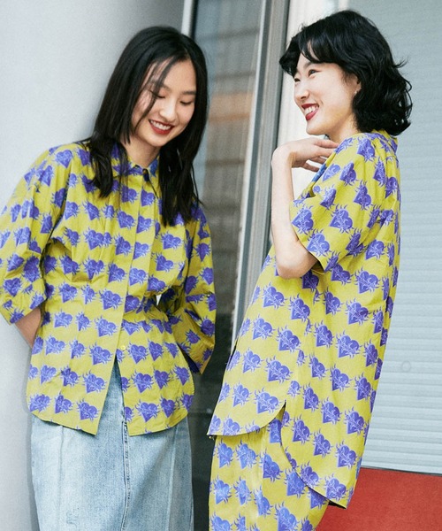 JNBY(ジェーエヌビーワイ)の「Tattoo Heart-print Cotton-poplin Shirt / ハートプリント コットンシャツ(シャツ/ブラウス・レディース・イエロー/グレー・36/38/40)」の2枚目の写真