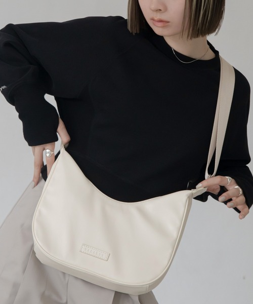 VACANCY(ヴァカンシー)の「ヴィーガンレザーラウンドショルダーバッグ(ショルダーバッグ・レディース・アイボリー/ブラック/シルバー・FREE)」の3枚目の写真