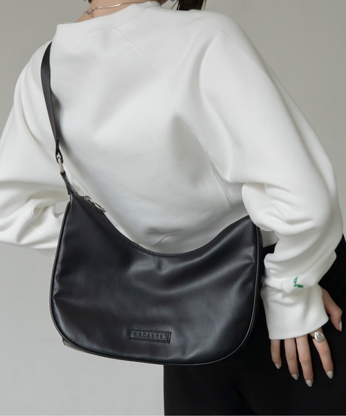 VACANCY(ヴァカンシー)の「ヴィーガンレザーラウンドショルダーバッグ(ショルダーバッグ・レディース・アイボリー/ブラック/シルバー・FREE)」の1枚目の写真