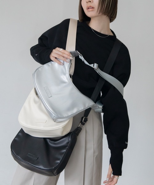 VACANCY(ヴァカンシー)の「ヴィーガンレザーラウンドショルダーバッグ(ショルダーバッグ・レディース・アイボリー/ブラック/シルバー・FREE)」の6枚目の写真