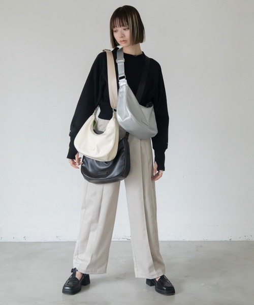 VACANCY(ヴァカンシー)の「ヴィーガンレザーラウンドショルダーバッグ(ショルダーバッグ・レディース・アイボリー/ブラック/シルバー・FREE)」の5枚目の写真