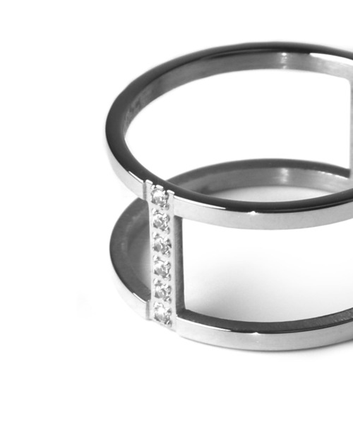 LHME（エルエイチエムイー）の「【WEB限定】”Enhance”ビジューラインリング/ジルコニア/サージカルステンレス（金属アレルギー対応）【LHME / エルエイチエムイー】（リング・レディース・シルバー/ゴールド・9号/11号/13号/15号）」の6枚目の写真