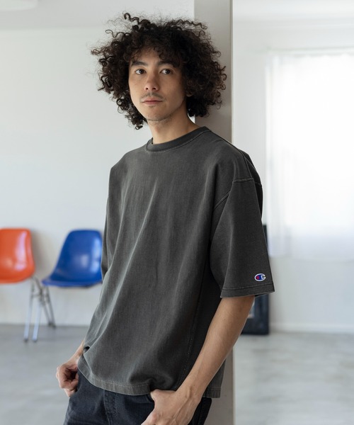 Champion（チャンピオン）の「【Champion(チャンピオン）】別注pigmentdye半袖Tシャツ（Tシャツ/カットソー・メンズ・チャコール/オフホワイト/ブルー系・MEDIUM/LARGE）」の2枚目の写真