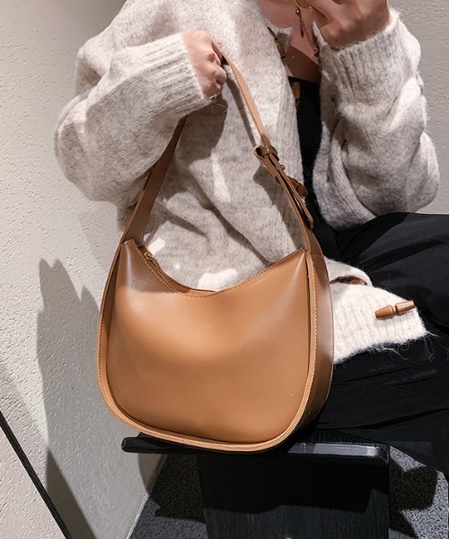 Per sist ence（パーシエンス）の「フェイクレザーハーフムーンショルダーバッグ（ショルダーバッグ・レディース・アイボリー/ブラック/ライトブラウン/キャメル/ベージュ・FREE）」の5枚目の写真