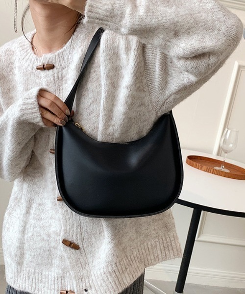 【PARFOIS】フェイクレザー ショルダーバッグ セール】フェイクレザーハーフムーンショルダーバッグ
